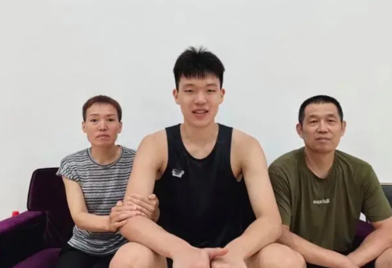 20岁逆袭NBA！杨瀚森父母笑醒