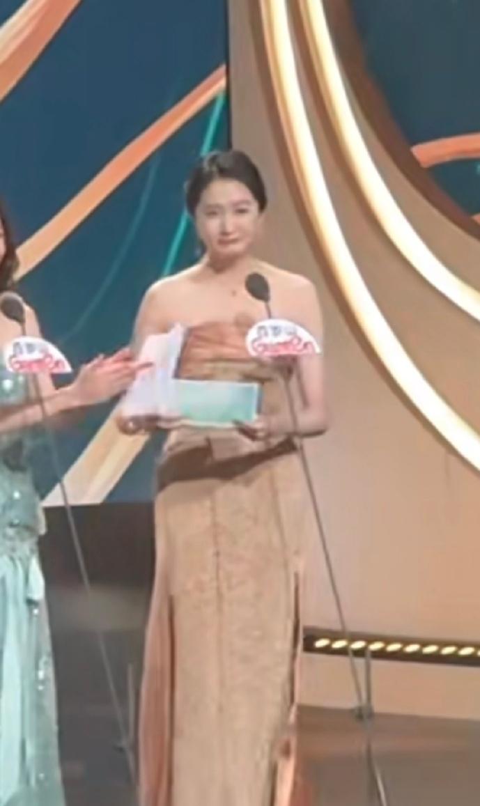 鹿晗演唱会哽咽喊话'独自变老'！关晓彤红毯落泪成谜