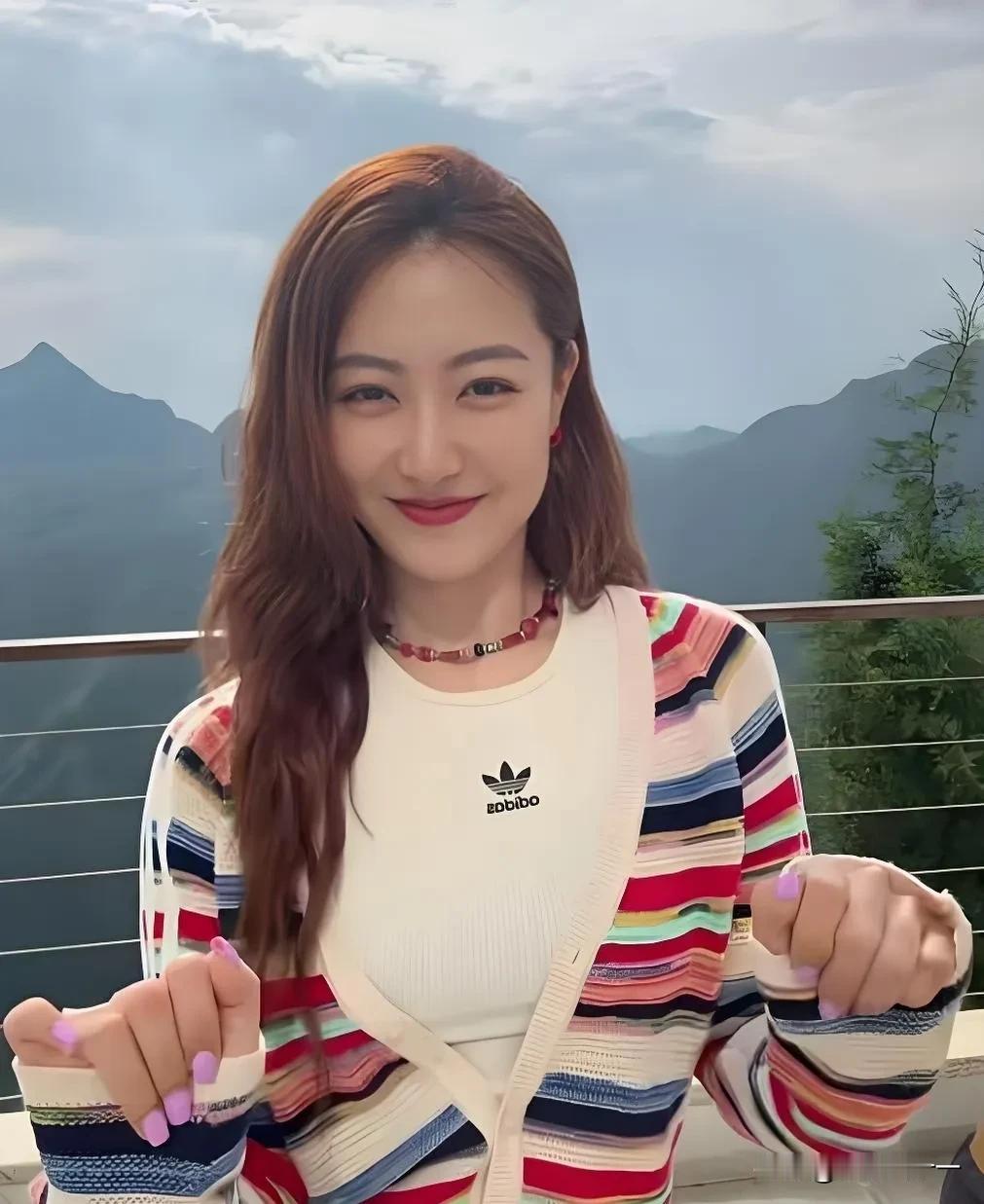 《以法之名》洪亮老婆成全网理想型！背景颜值双在线