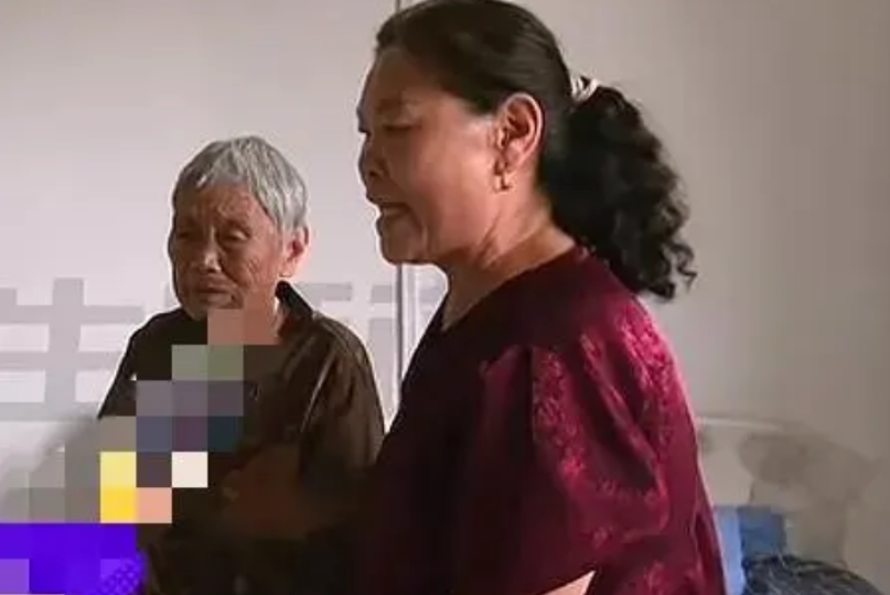86岁老太拆迁款全给儿子却无家可归！三子去世儿媳拒养