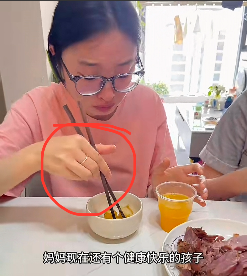 高考288分戴戒指女孩直播引热议