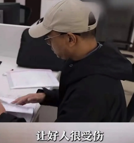 七旬老太扶梯摔倒被救反咬一口！男子骨折索赔7000元