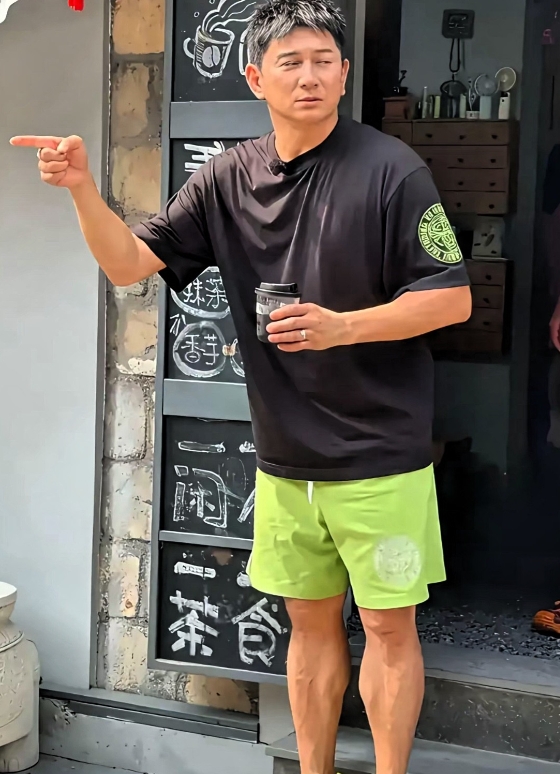 54岁吴奇隆独自背包游引争议！十亿身家不拍戏
