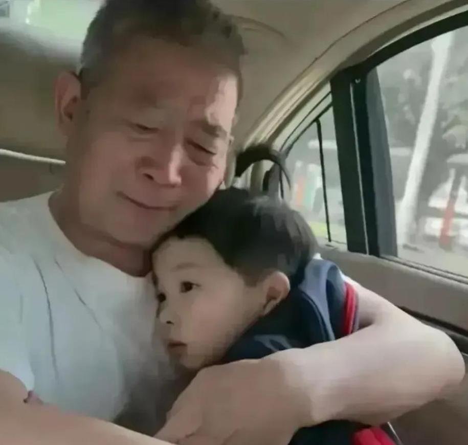 七旬老父含泪控诉