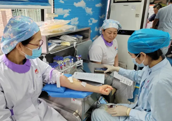《院士讲道理VS医护撸袖子