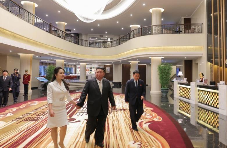 金珠爱惊艳亮相！身高超越金正恩