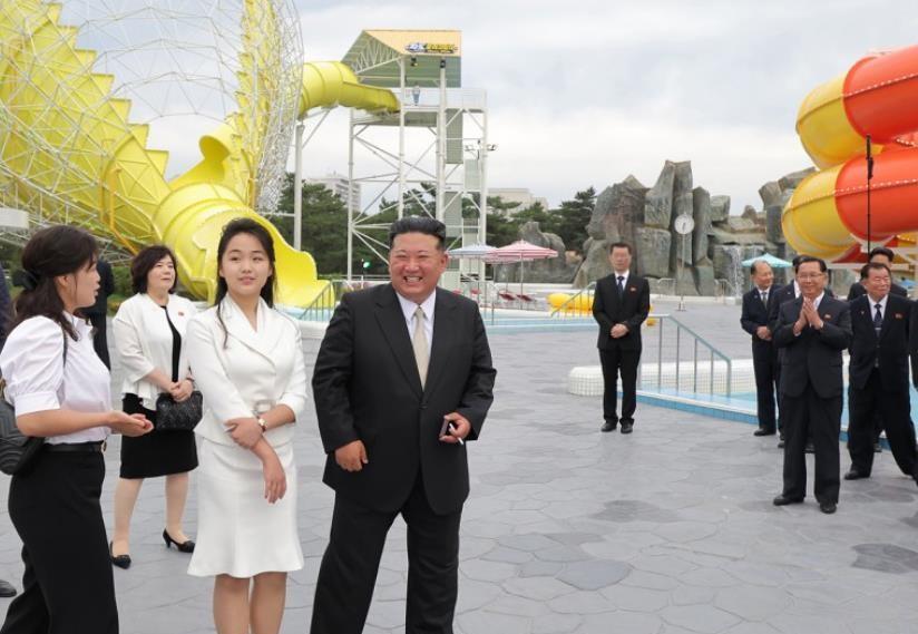 金珠爱惊艳亮相！身高超越金正恩