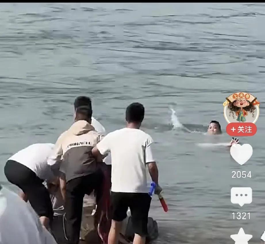 生死瞬间！许昌勇士冒死跳河救母子