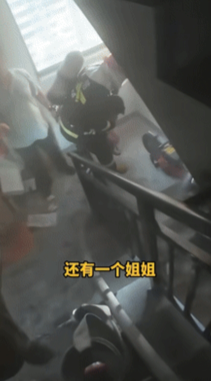 生死15楼！妈妈带1孩逃生3娃被困