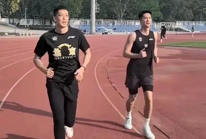 张三丰'三把火'首烧北控男篮！魔鬼训练震慑全队