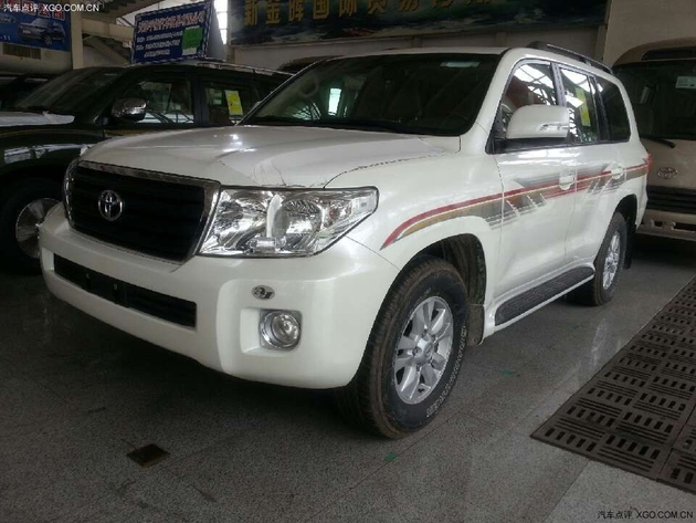 兰德酷路泽备胎如何卸下